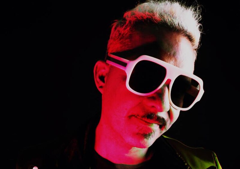 Un hombre con gafas de sol blancas