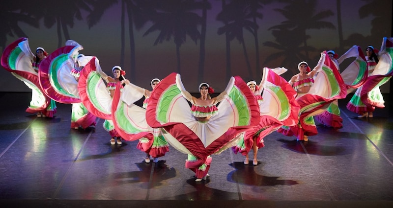 ¡Viva la danza! Un grupo de bailarinas de flamenco deleitan al público con su arte.