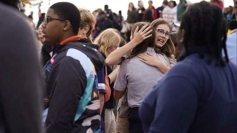 Estudiantes se abrazan durante un tiroteo en la escuela