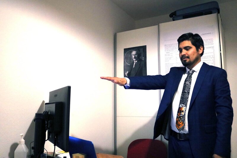 Un profesor da una clase virtual