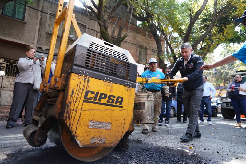 Trabajadores de la CDMX realizan labores de bacheo en la alcaldía Cuauhtémoc