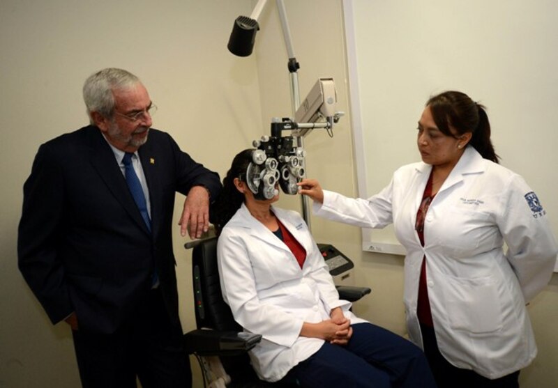 Oftalmólogo revisa la vista a una paciente