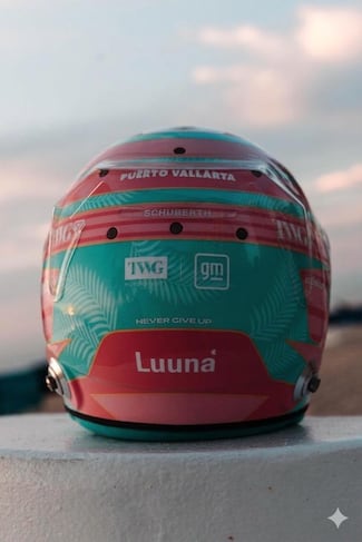 Puerto Vallarta en el casco de Checo… pero nadie pagó; niegan contratos por publicidad en Fórmula 1