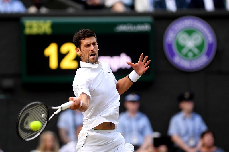Novak Djokovic en acción durante el Campeonato de Wimbledon