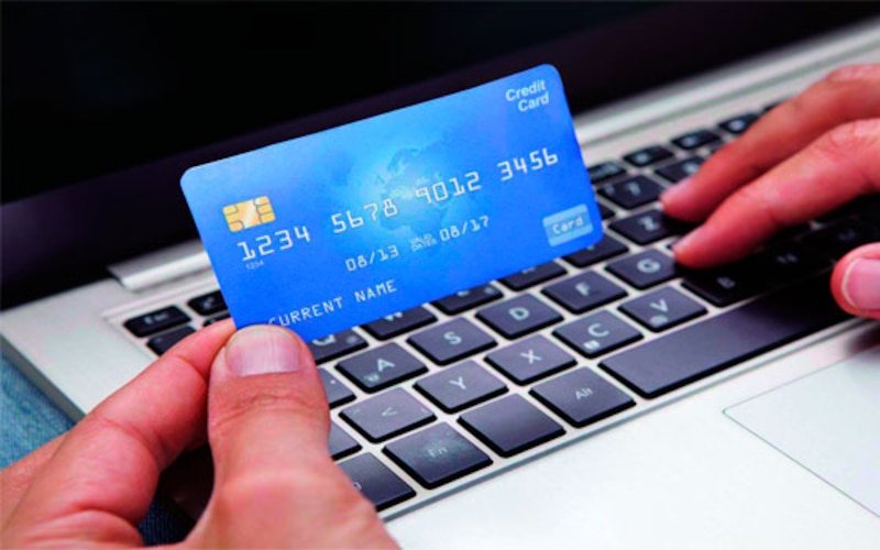 Hombre usando tarjeta de crédito para comprar en línea