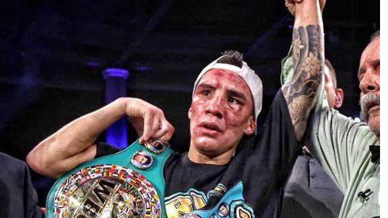 El boxeador mexicano Saúl 'Canelo' Álvarez celebra su victoria.