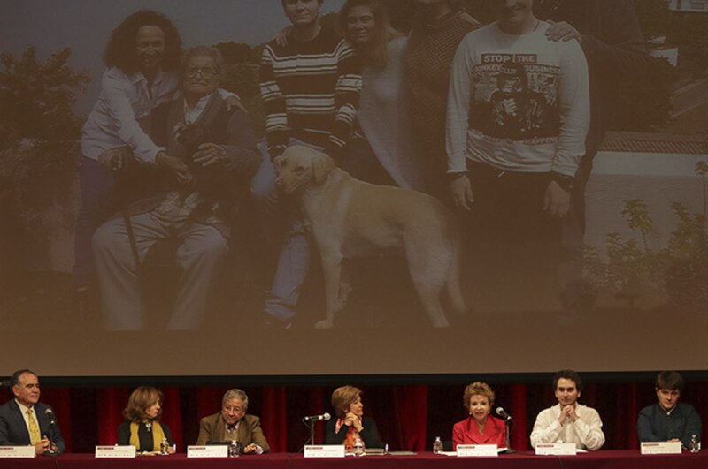 Una mesa redonda de expertos discute sobre la importancia de la familia.