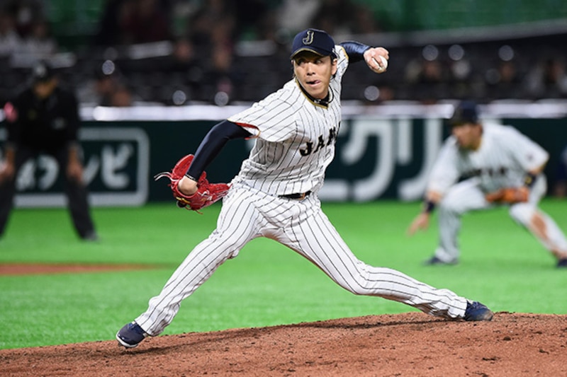 El lanzador de los Yakult Swallows, Yasuhiro Ohtani, lanza la pelota durante un partido de pretemporada contra los Hokkaido Nippon Ham Fighters en el Tokyo Dome el 25 de febrero de 2023.