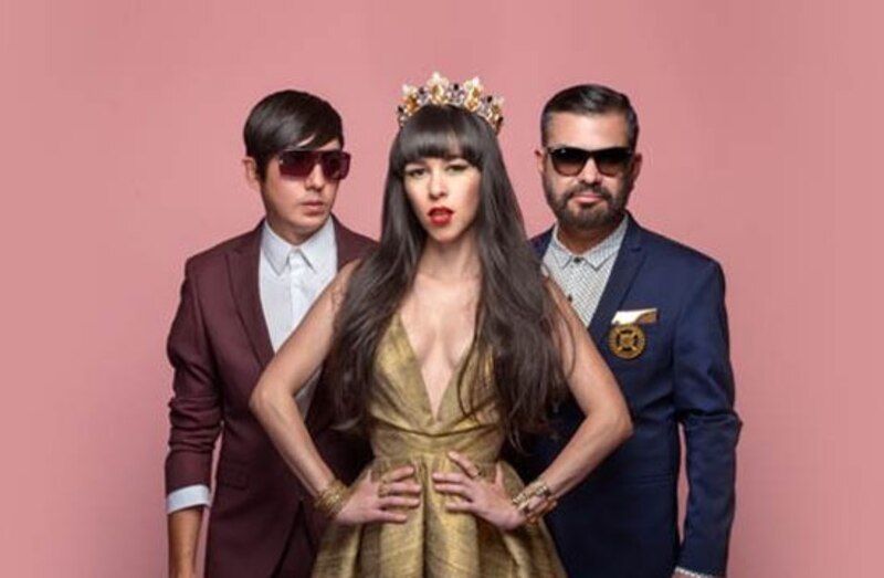 La cantante española Natalia Lacunza posa junto a su banda.