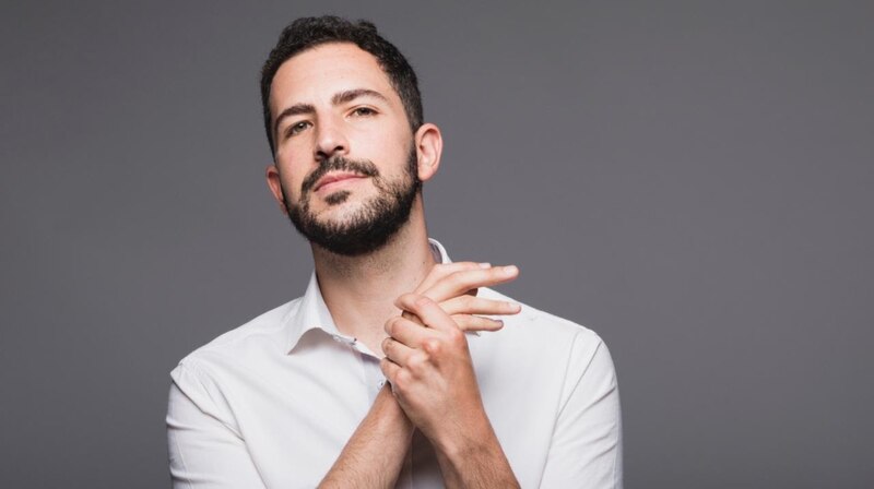 Joven empresario con barba y camisa blanca