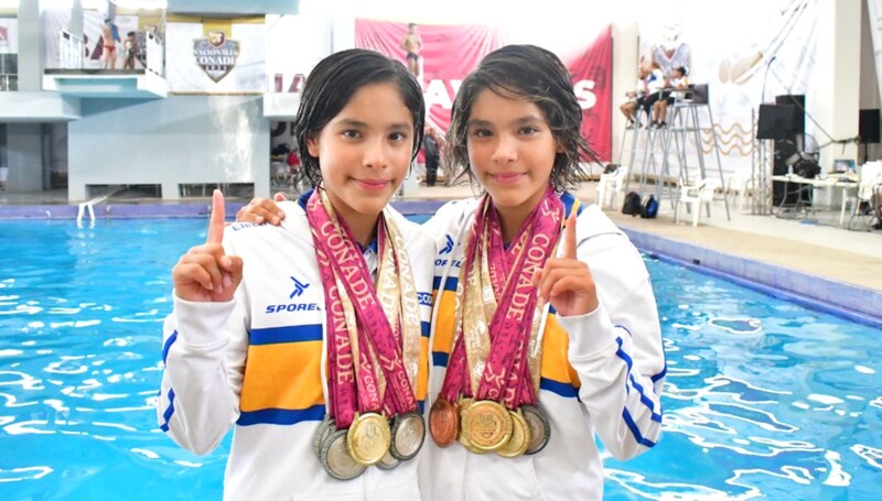 Hermanas gemelas ganan medallas en competencia de clavados