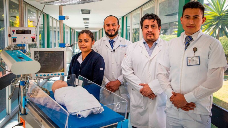 Grupo de médicos  promoviendo la prevención de accidentes por pirotecnia durante la temporada navideña.