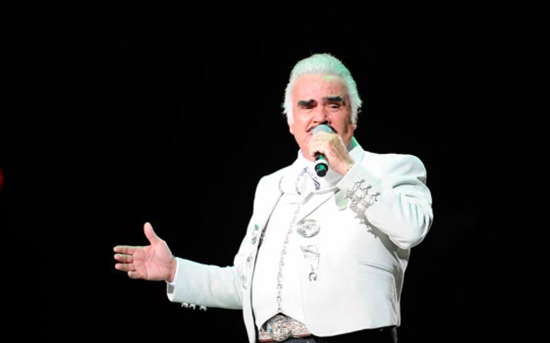 Vicente Fernández cantando en concierto