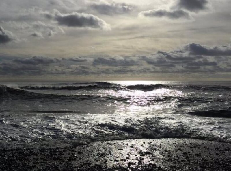 Playa de rocas con mar embravecido