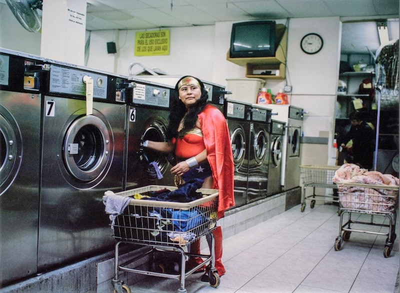 Mujer Maravilla en la lavandería