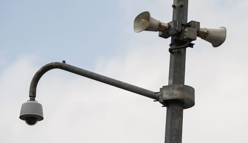 Cámaras de vigilancia y altavoces en un poste