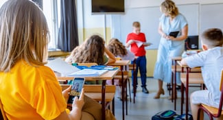 El próximo ciclo escolar podría iniciar sin teléfonos celulares en las aulas: Sheinbaum