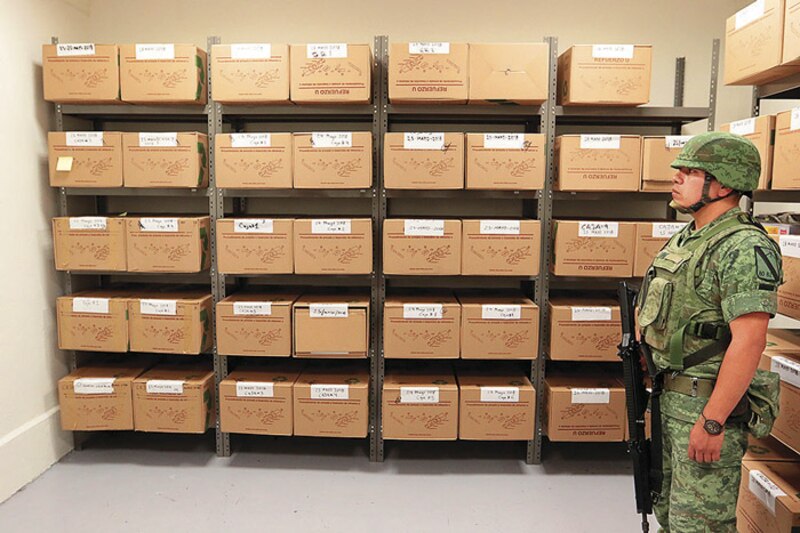 Soldado resguarda cuarto lleno de cajas
