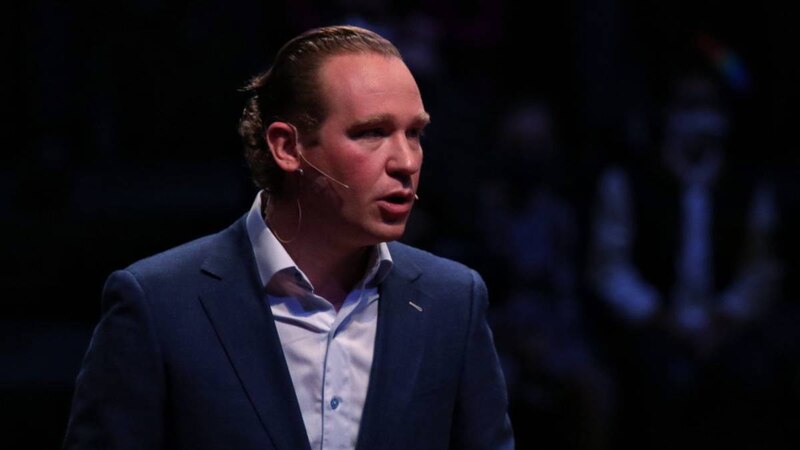 El CEO de Tesla, Elon Musk, pronuncia un discurso en una conferencia.