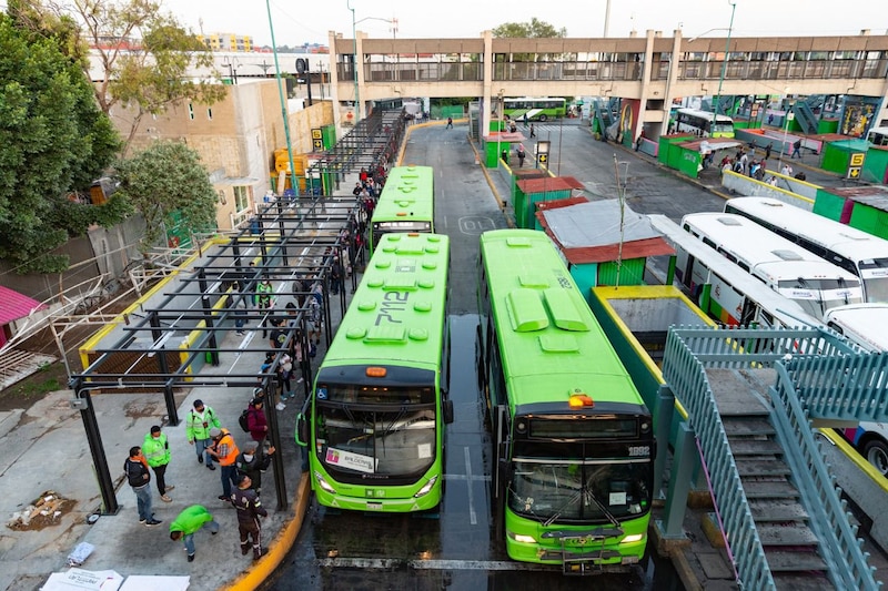 Autobuses en una estación de autobuses