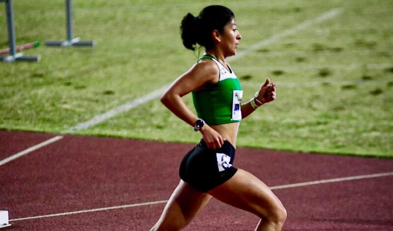 Atleta corriendo en una pista