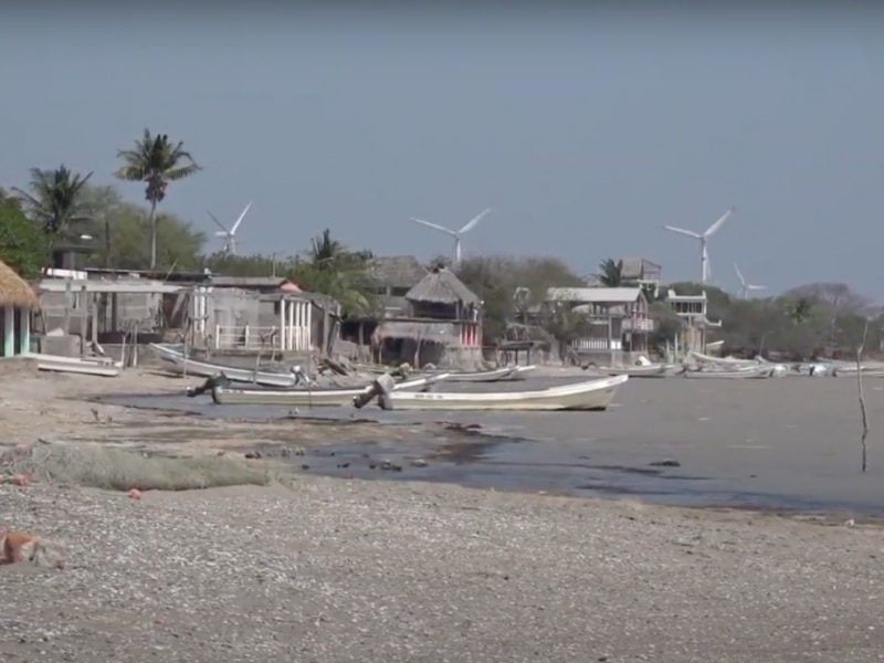 Pequeño pueblo de pescadores en la costa