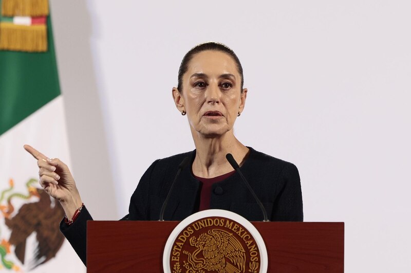 La presidenta de México, Claudia Sheinbaum. participa durante una rueda de prensa este viernes, en Palacio Nacional de la Ciudad de México (México). Sheinbaum cerró una semana de especulaciones sobre las amenazas arancelarias del mandatario electo de Estados Unidos, Donald Trump, al mostrarse muy confiada en que su Gobierno llegará a acuerdos en migración y narcotráfico para evitar dichos impuestos.