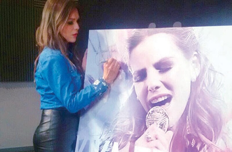 La cantante española Natalia Jiménez firma un cuadro con su imagen