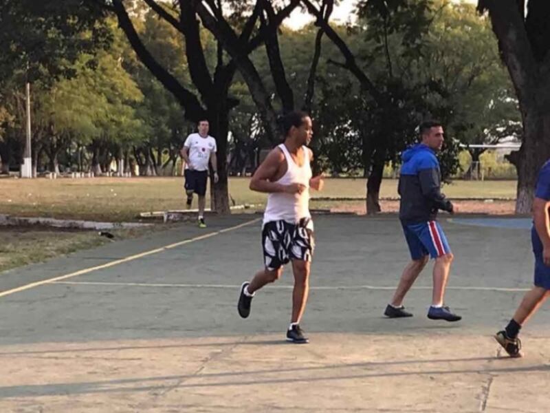 Jugando fútbol en el parque
