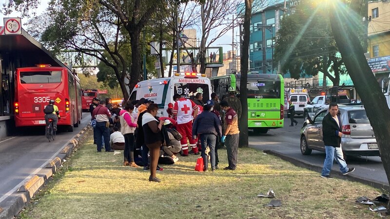 Accidente de autobús en la Ciudad de México deja varios heridos