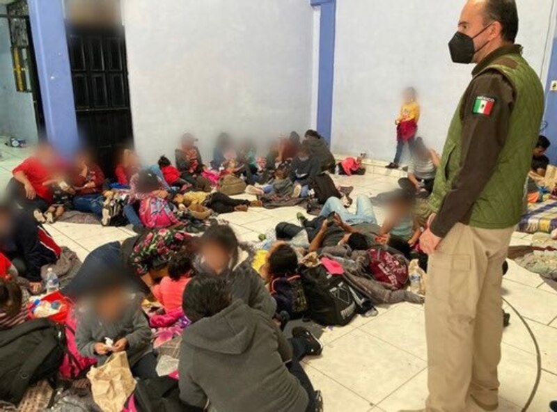 Migrantes centroamericanos esperan en un albergue en México
