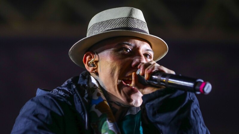 Residente canta en concierto