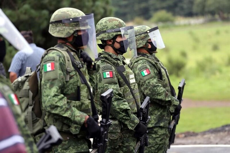 Soldados mexicanos en formación