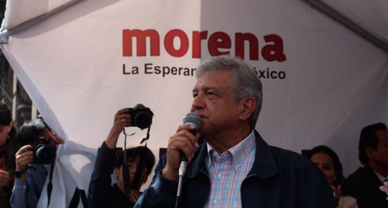 AMLO, el líder de Morena, da un discurso ante una multitud.