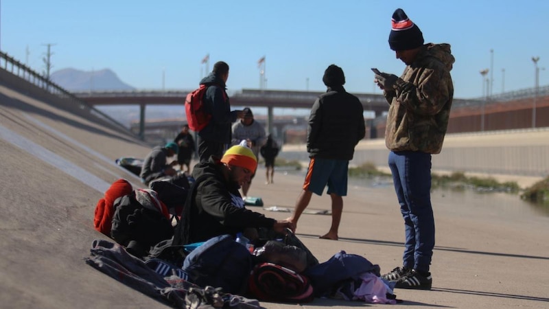 Migrantes esperan en la frontera