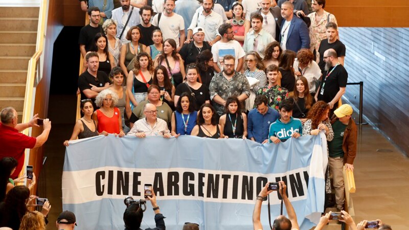 Cineastas argentinos se manifiestan en el Festival de San Sebastián