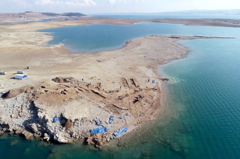 El equipo de arqueólogos trabaja en el yacimiento de la antigua ciudad de Atlit Yam, en Israel.