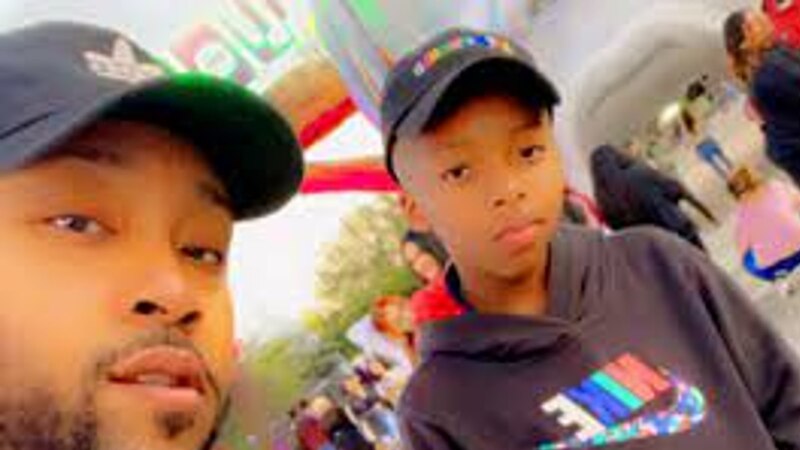 Un padre y su hijo en un parque de atracciones.