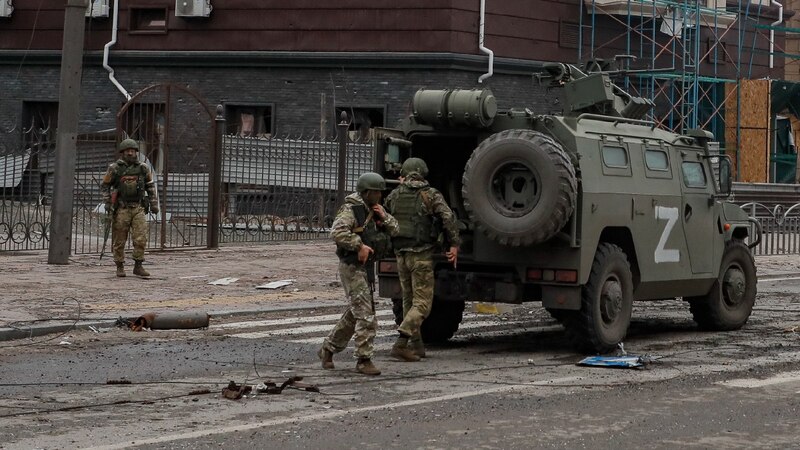 Soldados ucranianos en una calle de Kiev