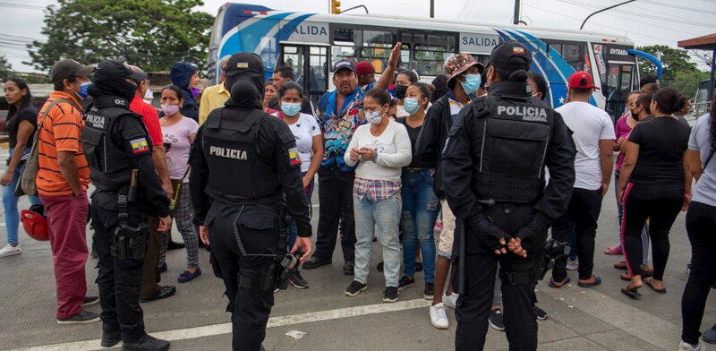 La policía detiene a un grupo de personas en la frontera