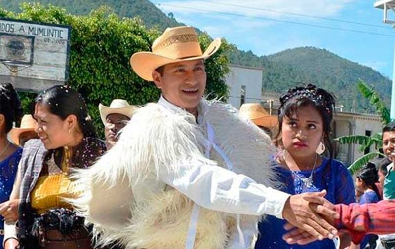 El candidato a la presidencia saluda a sus seguidores durante un mitin político.