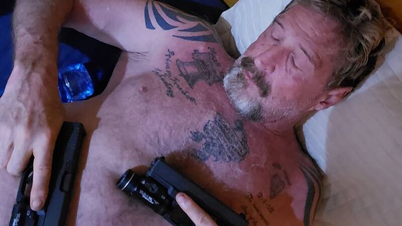 El hombre que duerme con armas
