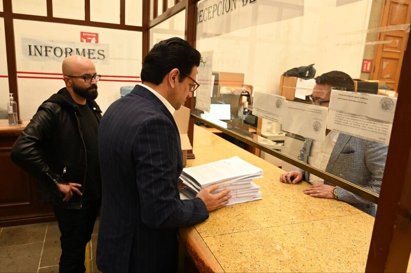 Entrega de documentos en la recepción