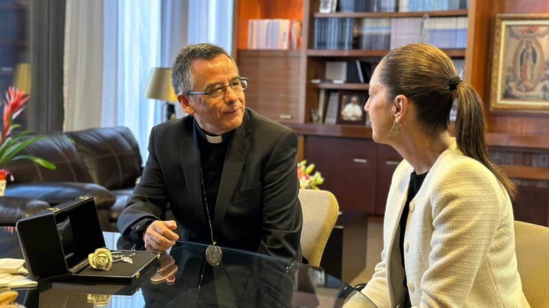 El Arzobispo de Santiago, Ricardo Ezzati, recibe a la presidenta de la República, Michelle Bachelet, en el Arzobispado de Santiago.