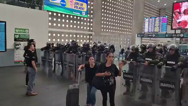 Protesta de la CNTE con presencia policial en las inmediaciones del Aeropuerto Internacional de la Ciudad de México
