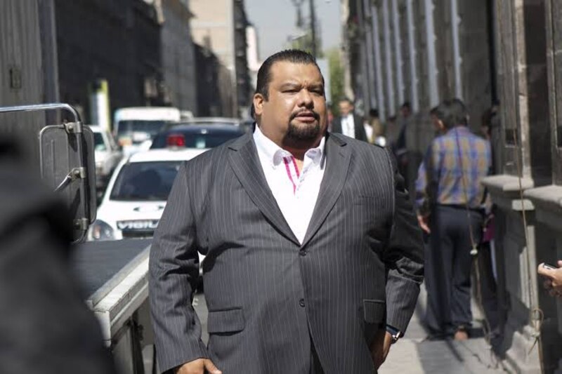 El cantante mexicano Julión Álvarez camina por la calle.
