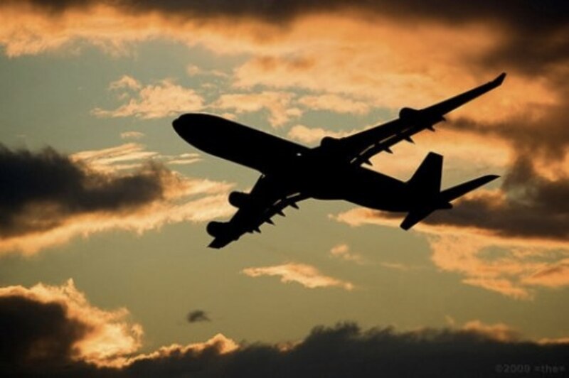 Un avión despega al atardecer