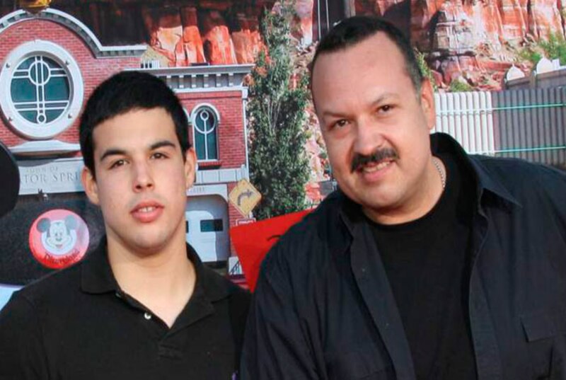 El actor mexicano Gael García Bernal junto a su padre, el director José Ángel García.