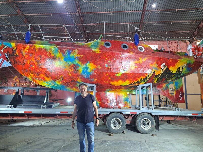 Artista pinta un mural en un barco
