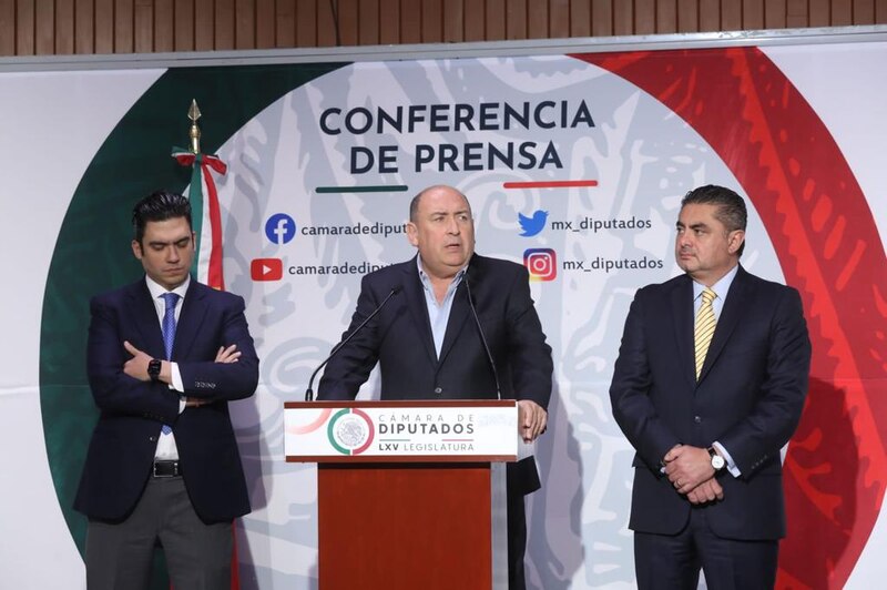Diputados mexicanos dan conferencia de prensa